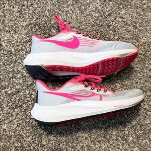 Nike Women's Athletic Shoes in Pink and Gray